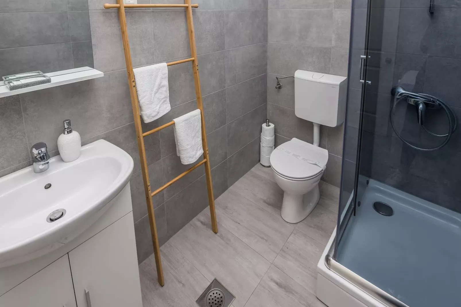 Royal Selection with Pool - Two - Bathroom