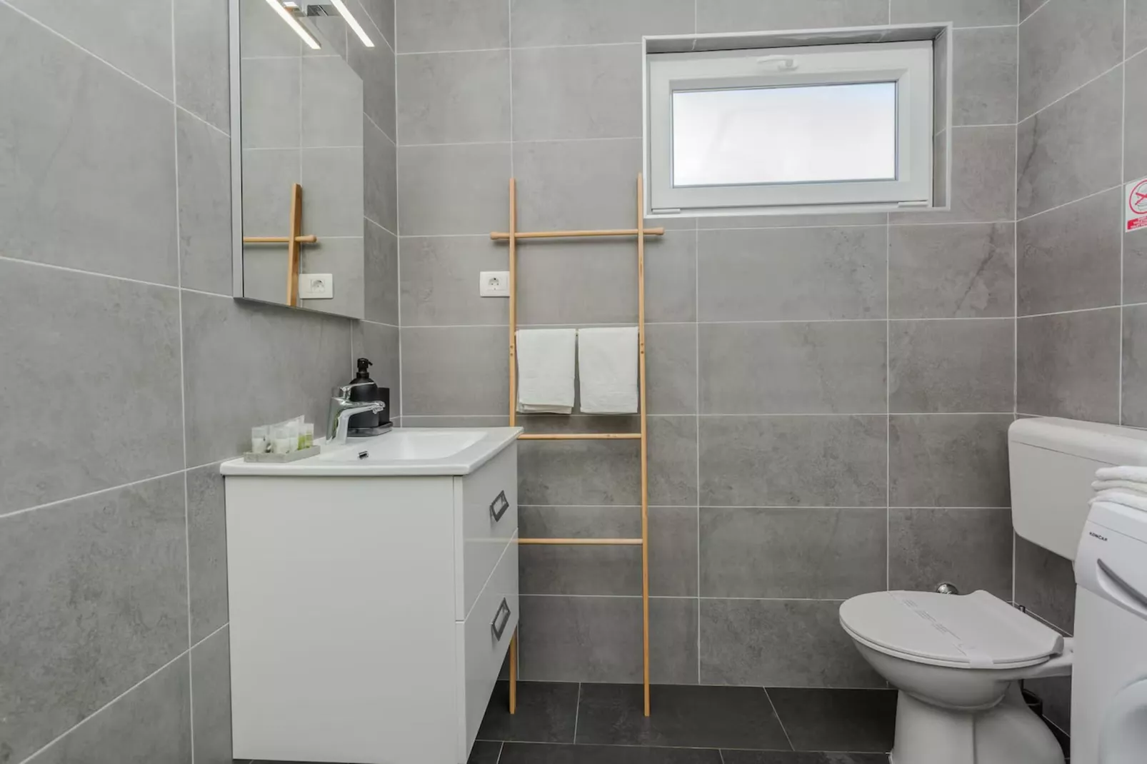 Royal Selection with Pool - Three - Bathroom