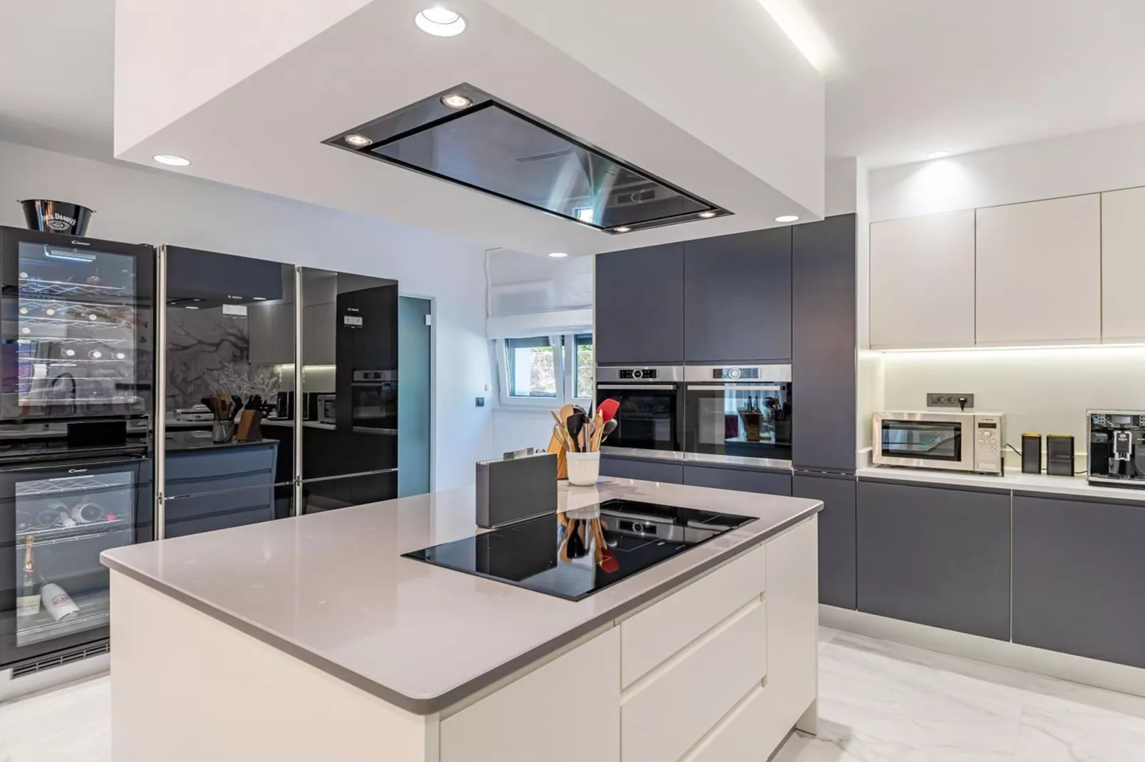 Luxury Villa Velvet Bourbon Split w/ Pool & Tennis - Kitchen