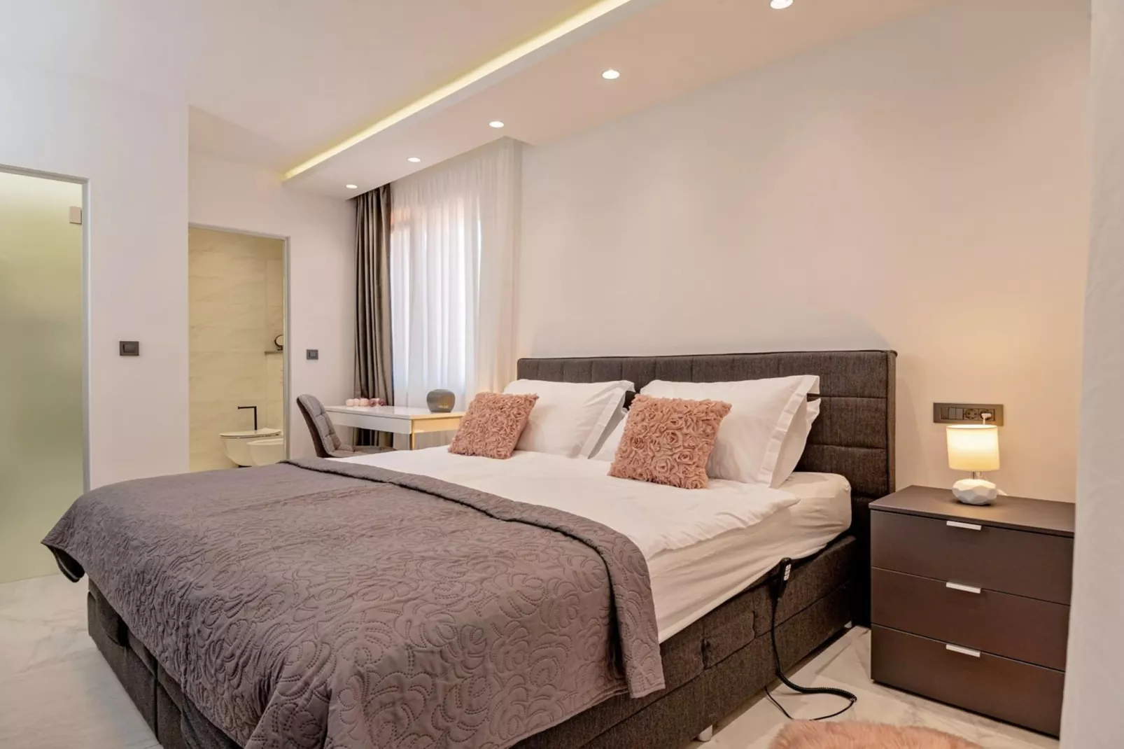 Luxury Villa Velvet Bourbon Split w/ Pool & Tennis - Bedroom