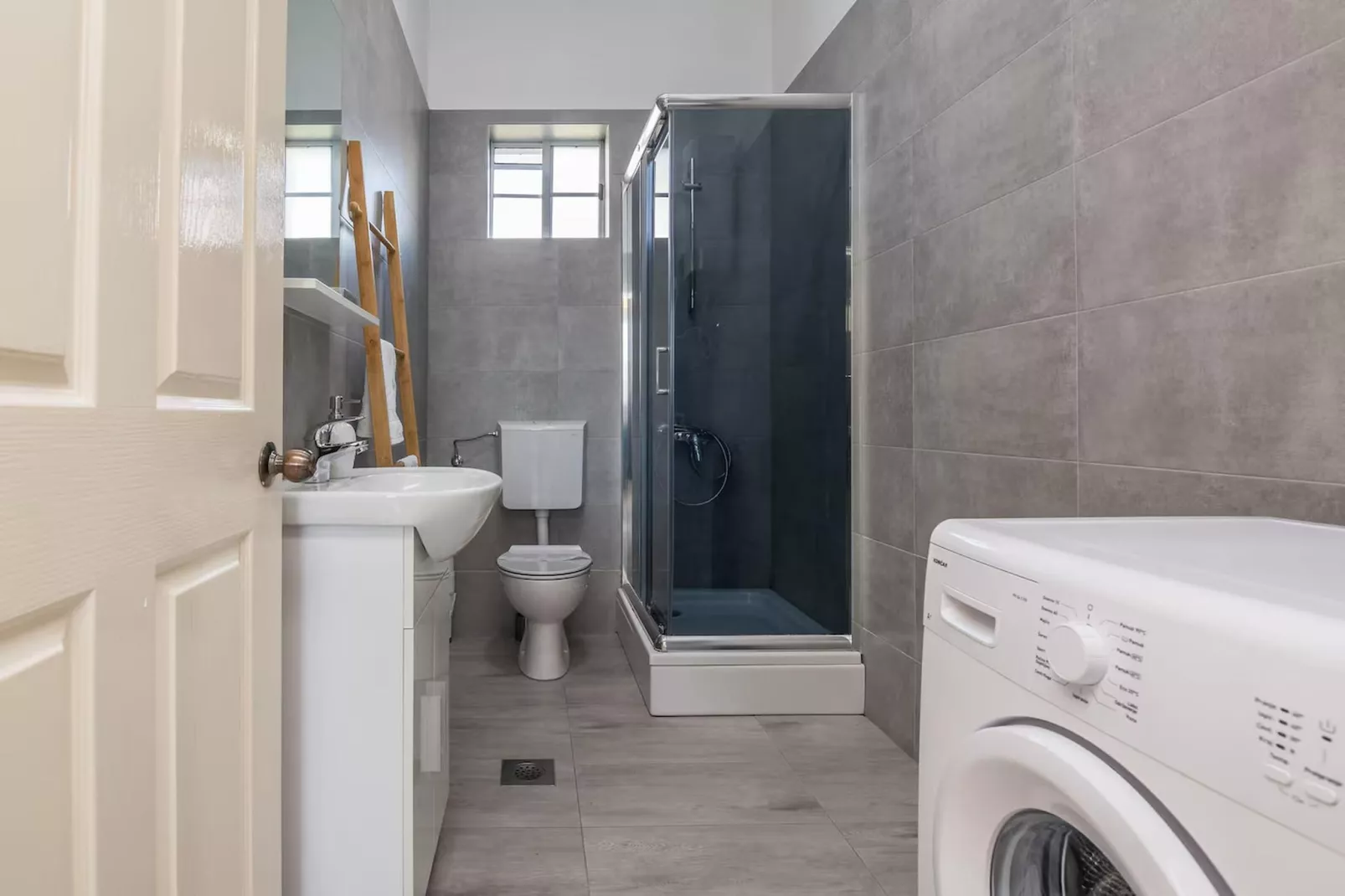 Royal Selection with Pool - Two - Bathroom