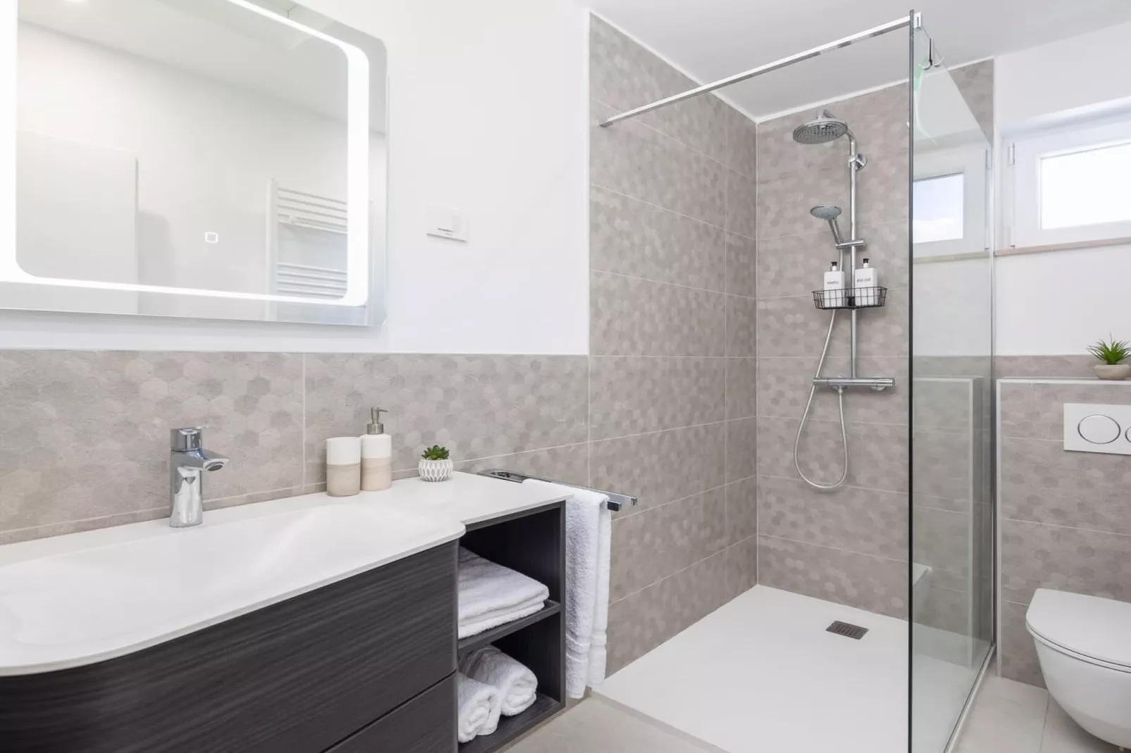 Luxury Villa Mila Supetar with Pool in the Center - Bathroom