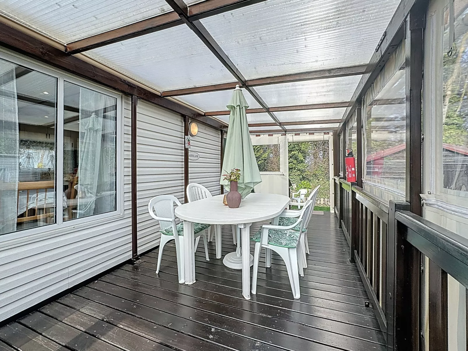 Le Lieu Bill - Outside