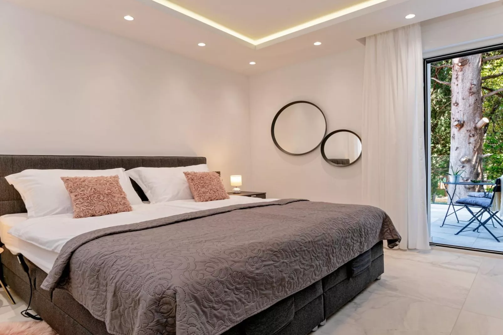 Luxury Villa Velvet Bourbon Split w/ Pool & Tennis - Bedroom