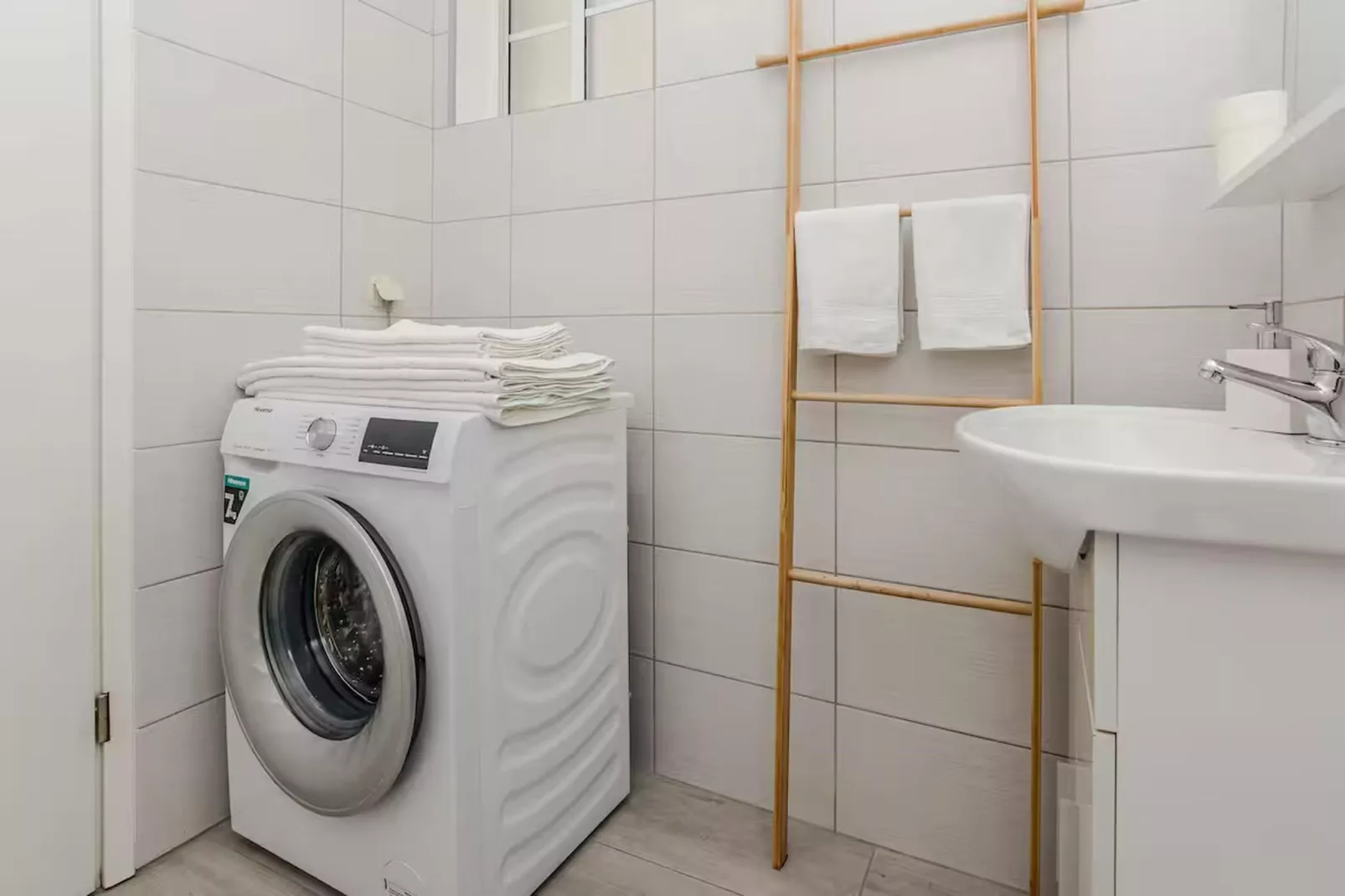 Royal Selection with Pool - One - Bathroom