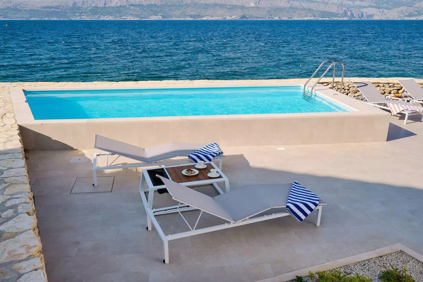 Luxury Seafront Villa Casa Familija Brac with Pool - Terrasse / balcon