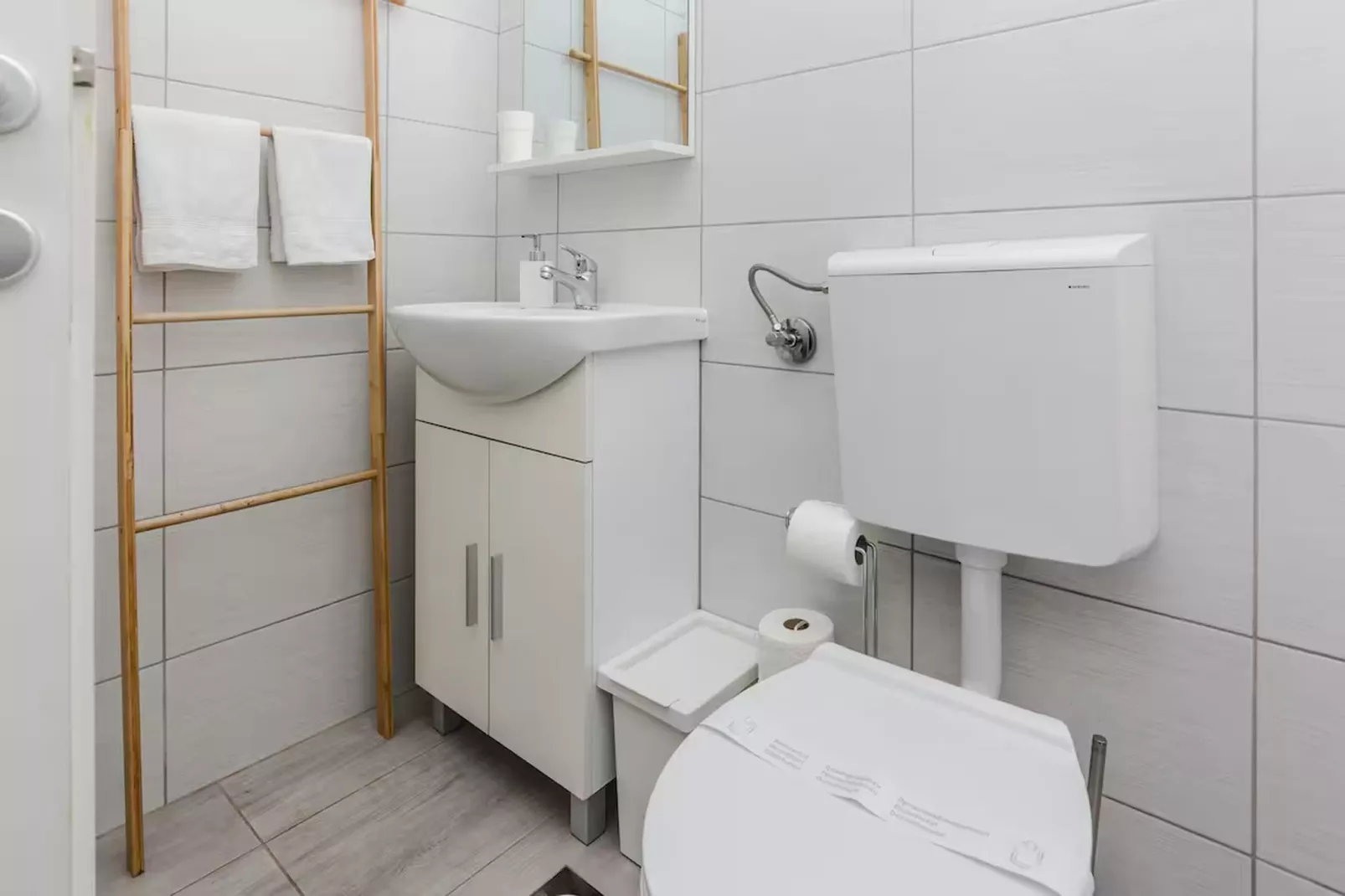 Royal Selection with Pool - One - Bathroom