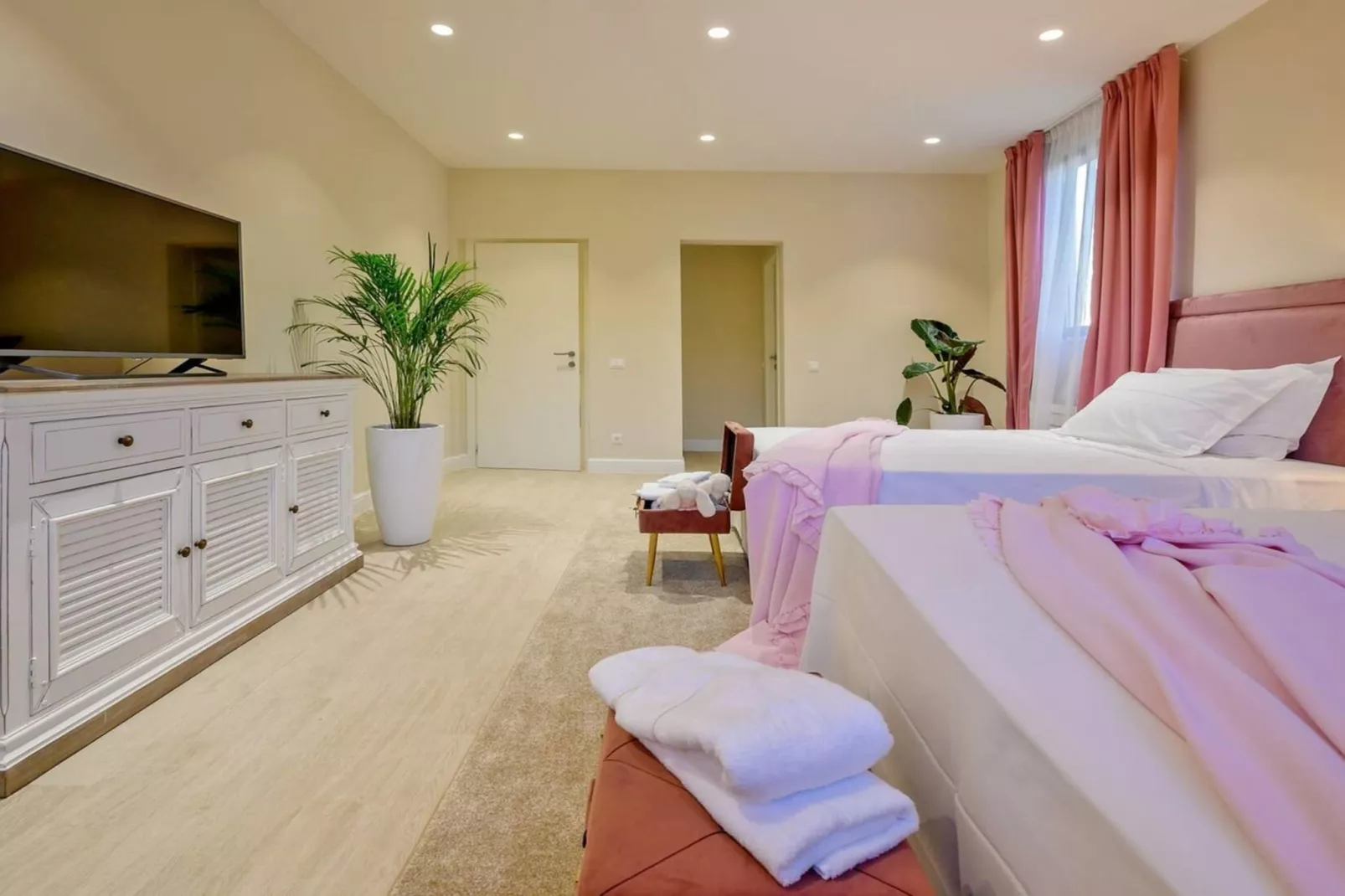 Luxury Seafront Villa Raquel Solta with Pool, Gym - Schlafzimmer