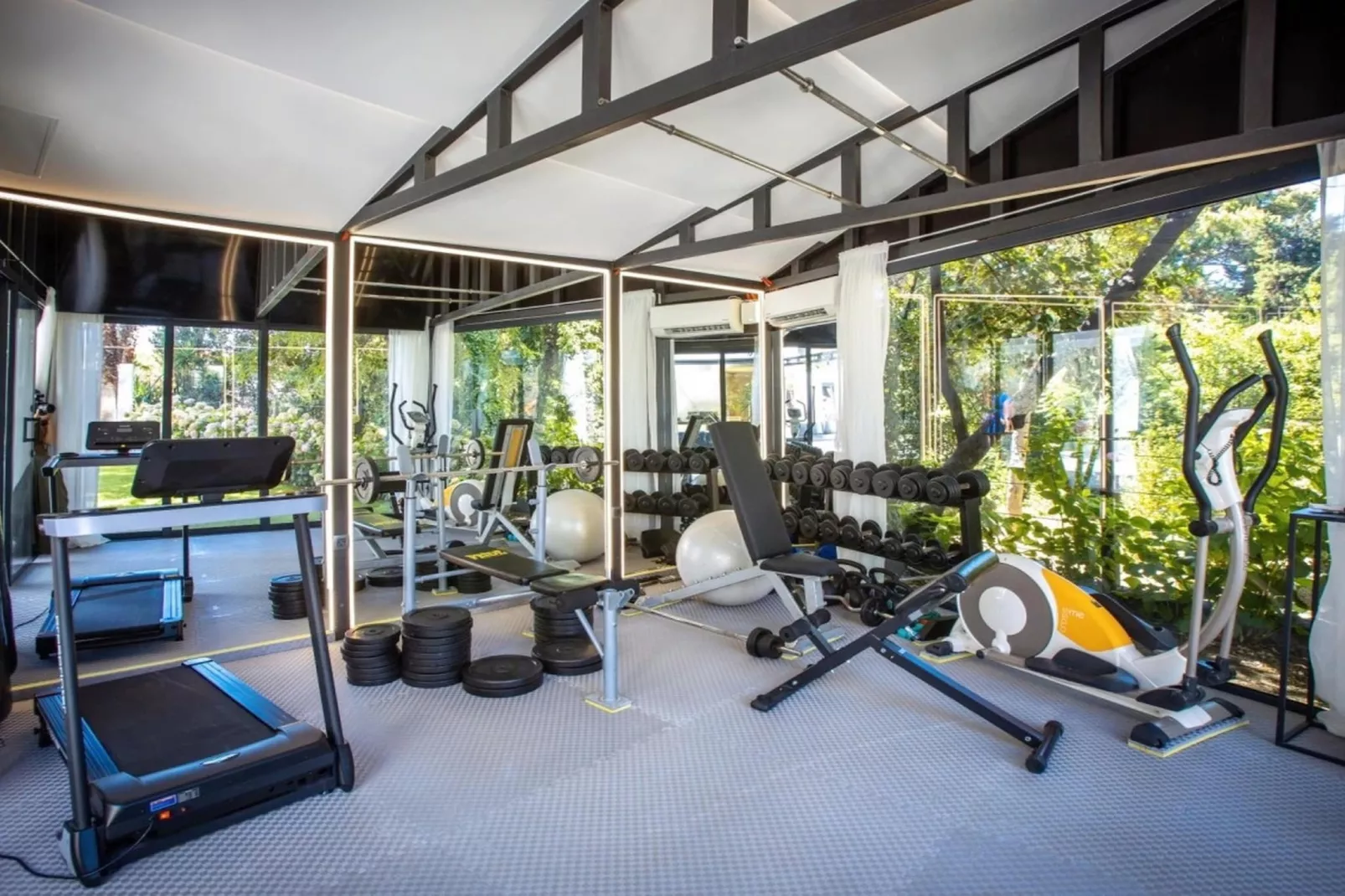 Luxury Villa Velvet Bourbon Split w/ Pool & Tennis - Facilities