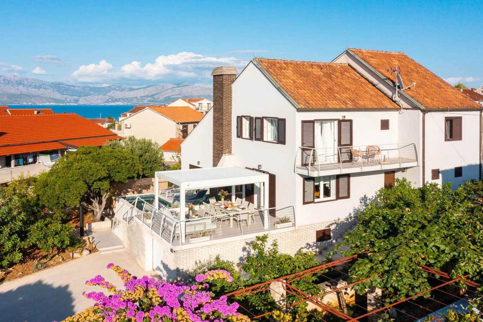 Luxury Villa Mila Supetar with Pool in the Center - Exterior in summer