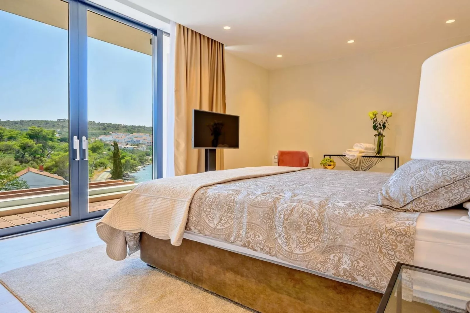 Luxury Seafront Villa Raquel Solta with Pool, Gym - Schlafzimmer