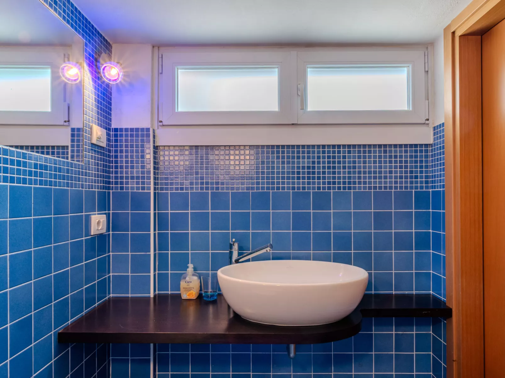 Sona's Lake Home - Drinnen