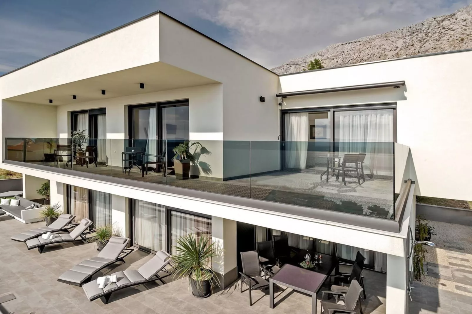 Luxury Villa Happiness Omis with Pool, Gym & Sauna - Exterior in summer