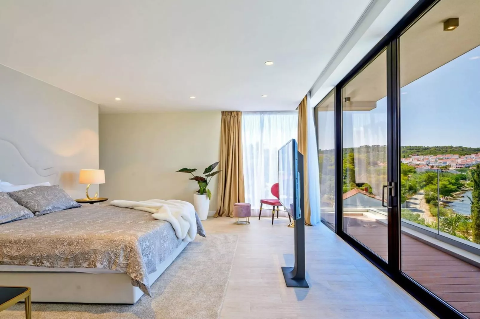 Luxury Seafront Villa Raquel Solta with Pool, Gym - Schlafzimmer