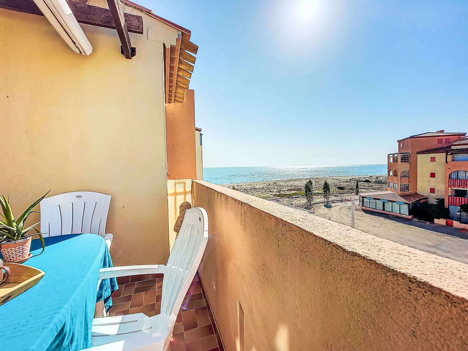 Front de Mer - Outside