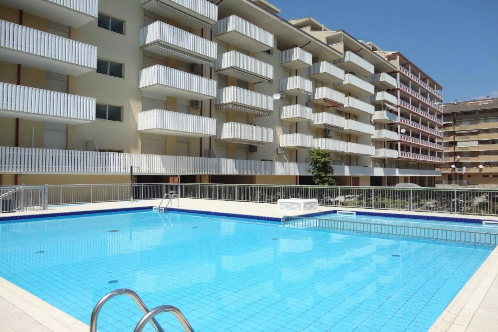 Holiday 18A - Swimming pool