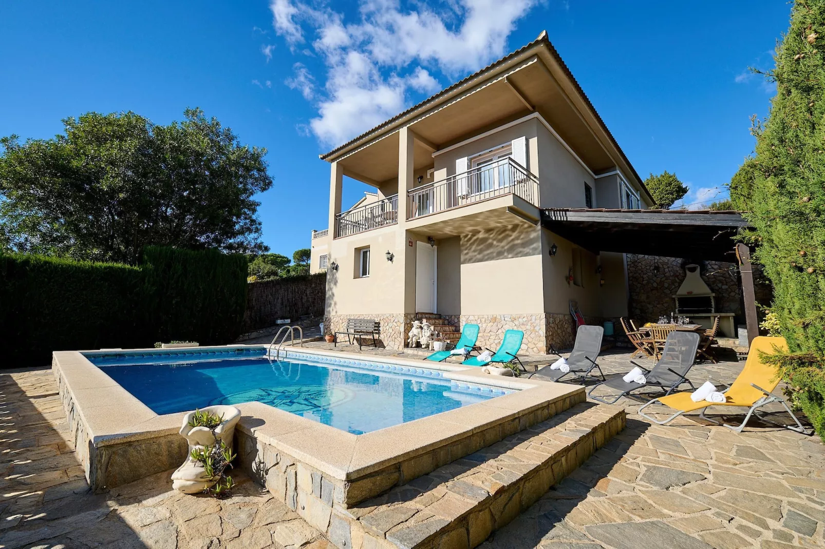 Sophie - Exterior in summer