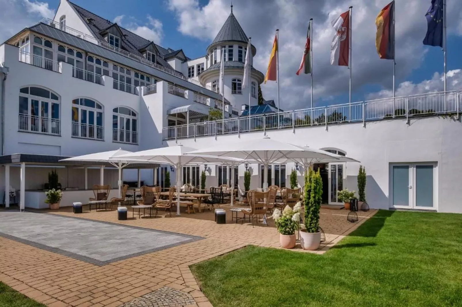 Suite - Exterior in summer