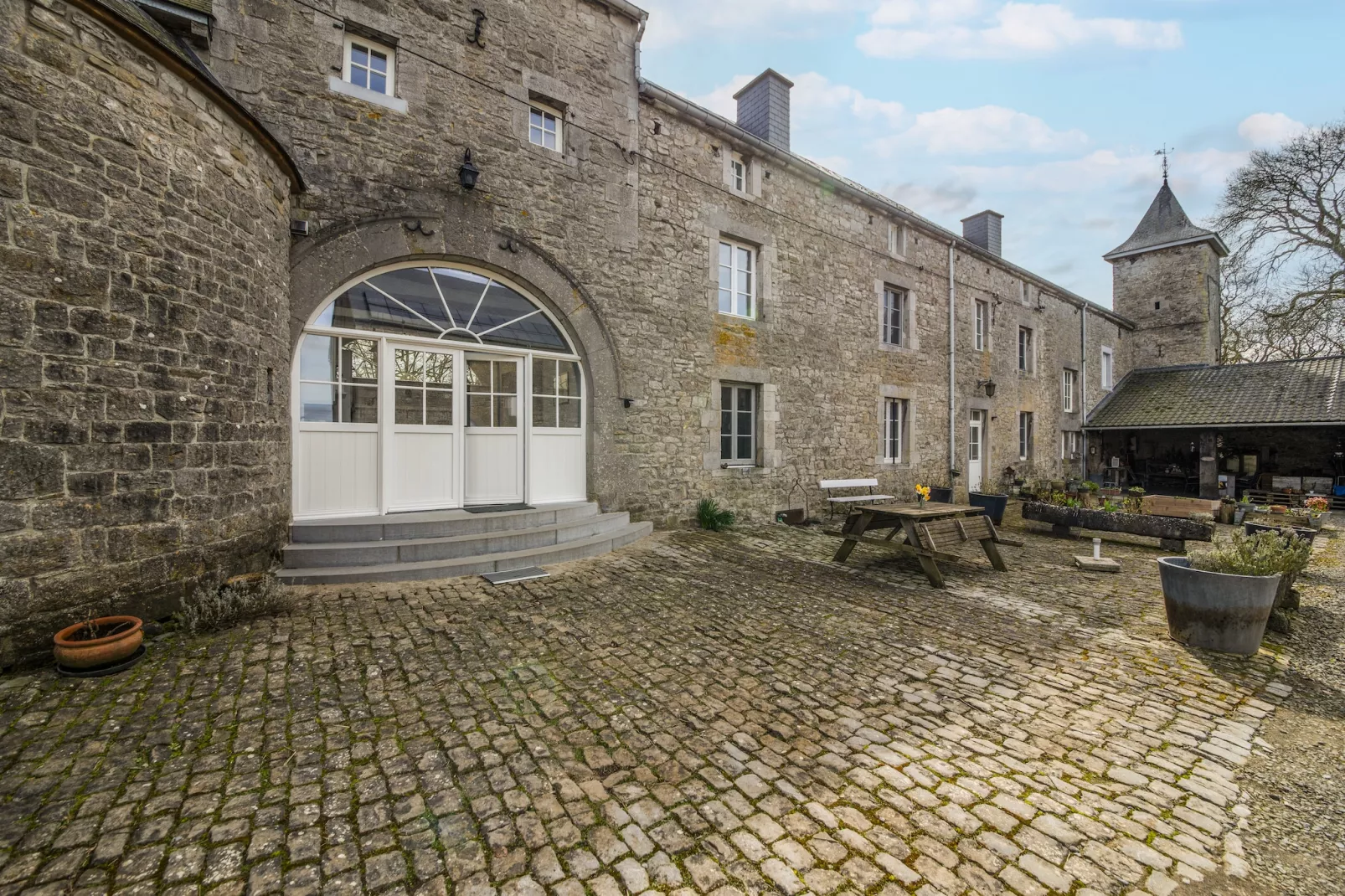 La Cour de Himbe - Exterior in summer