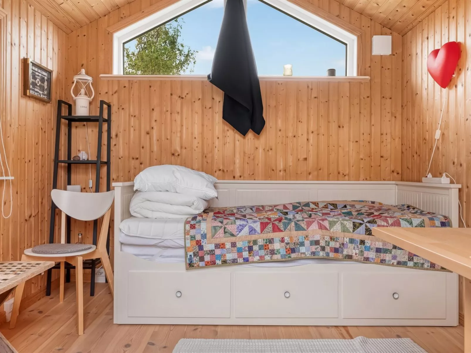 "Thine" - 800m from the sea - Drinnen