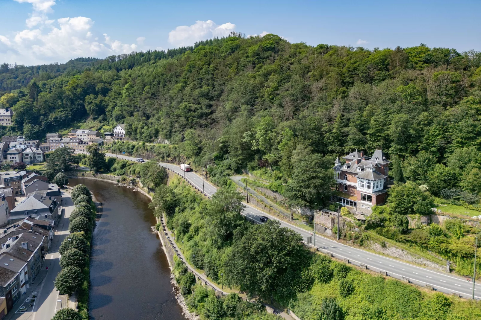 Chateau Constance volledig - Exterior in summer