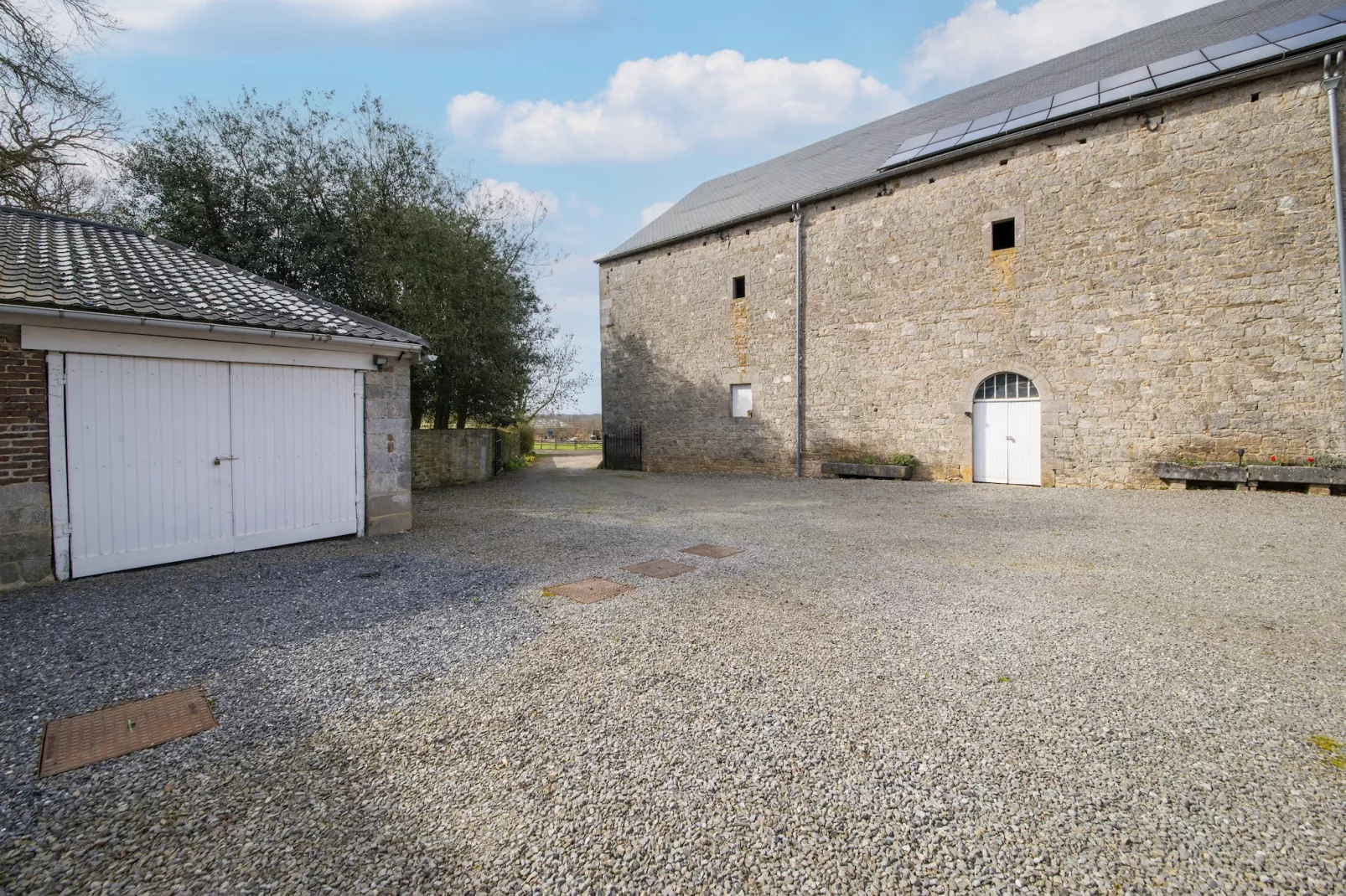 La Cour de Himbe - Exterior in summer