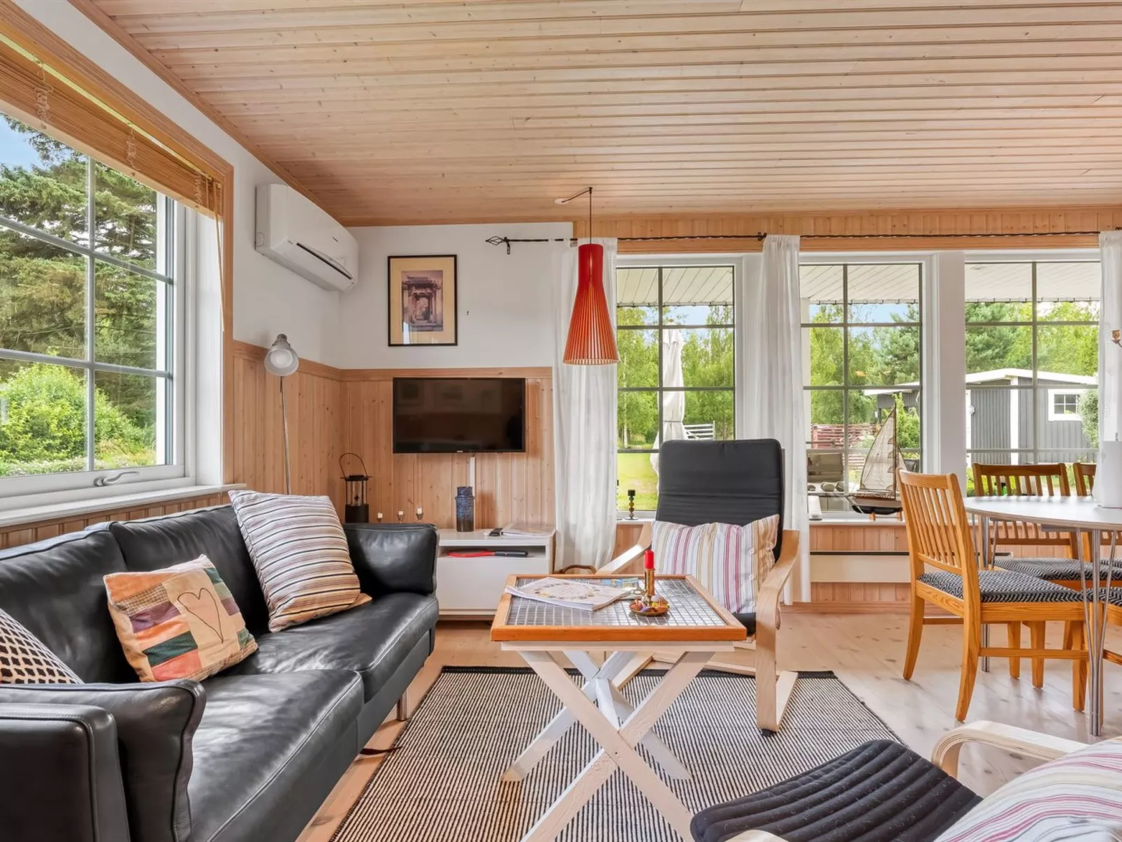 "Thine" - 800m from the sea - Drinnen