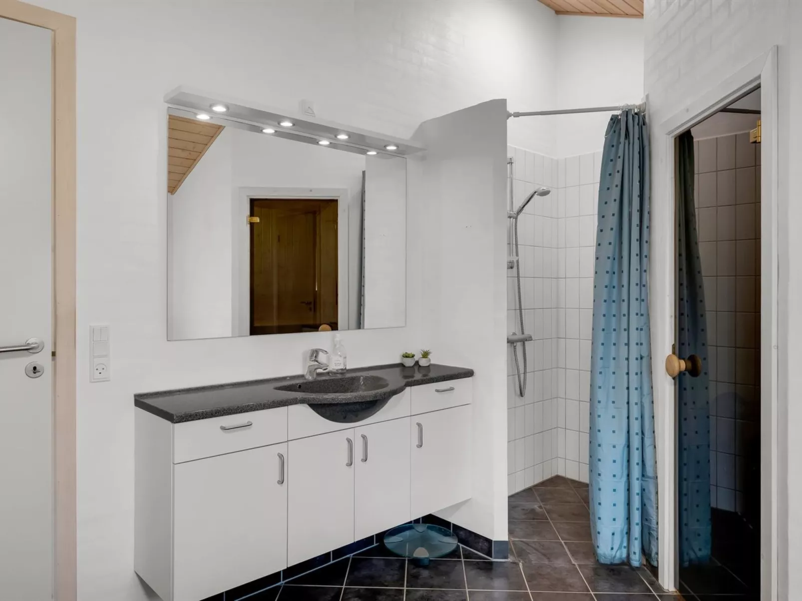 "Erikka" - 40km from the sea - Inside