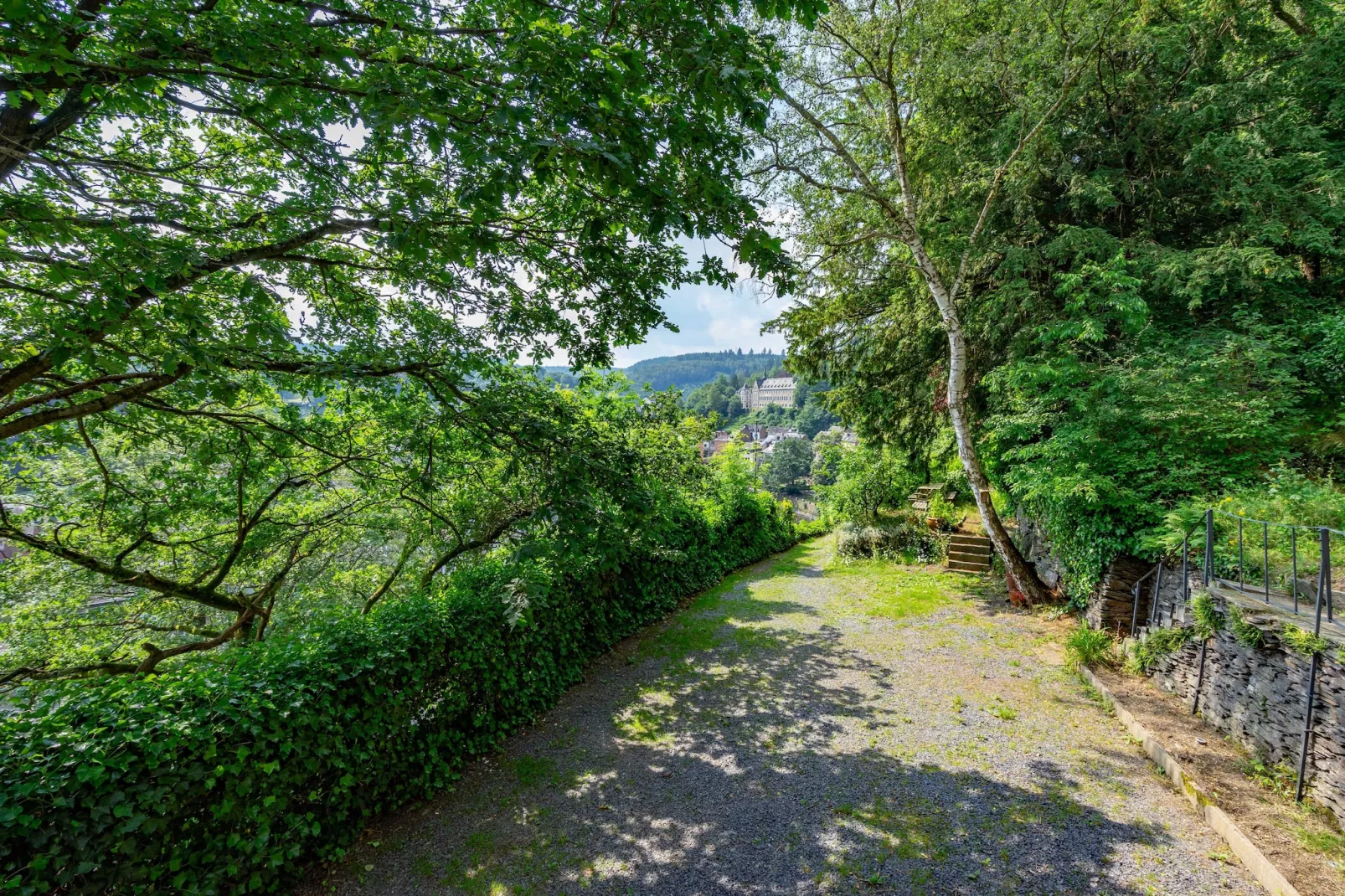 Chateau Constance volledig - Exterior in summer