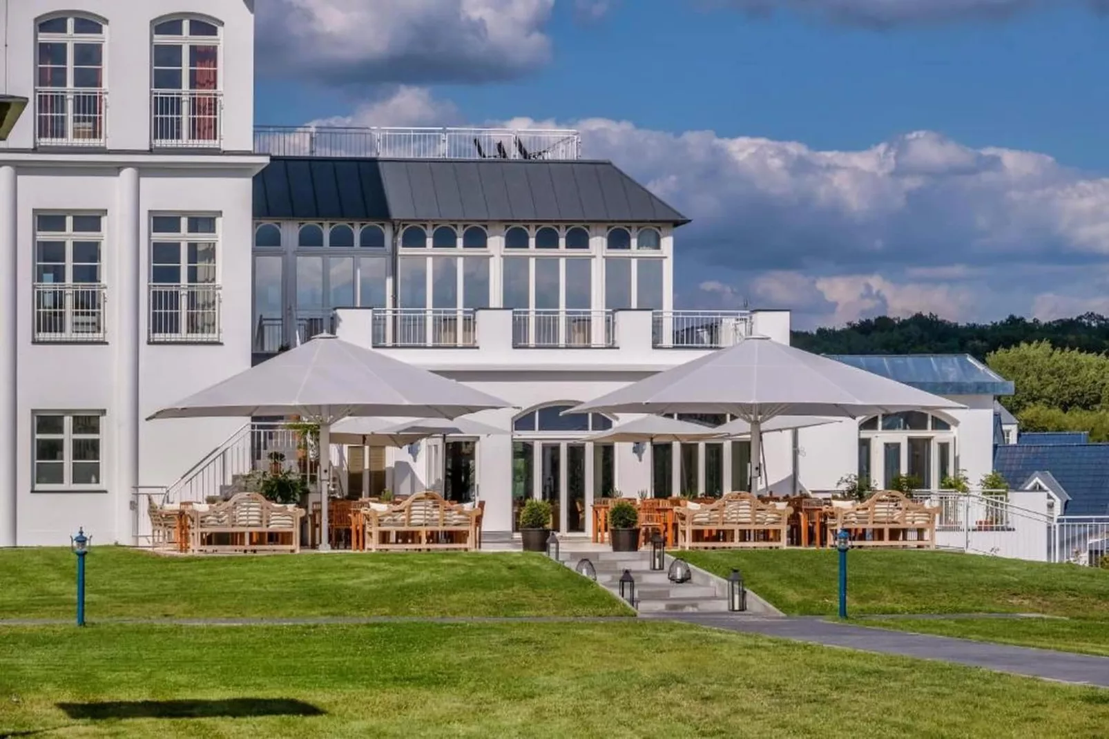 Suite - Exterior in summer