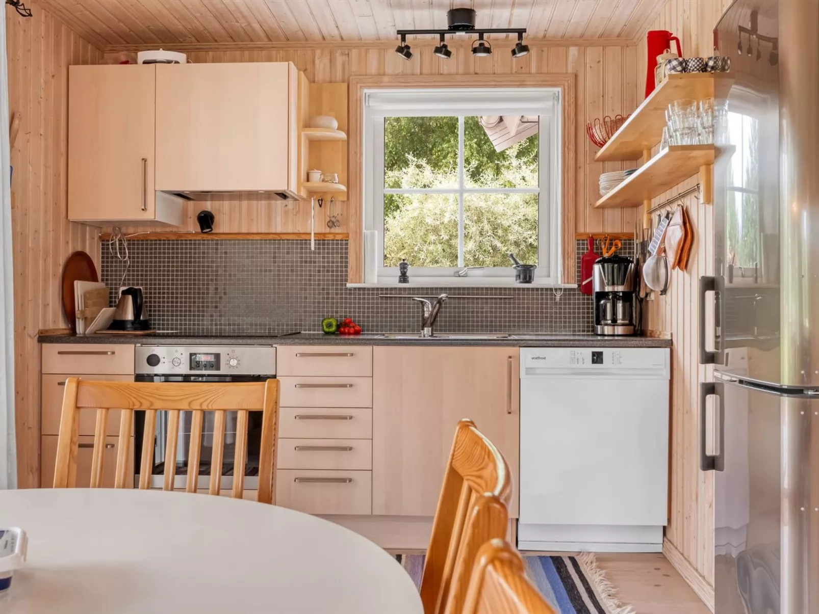 "Thine" - 800m from the sea - Drinnen