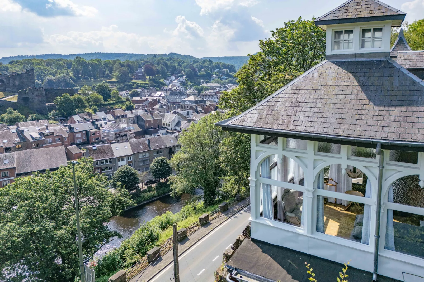 Chateau Constance volledig - Exterior in summer