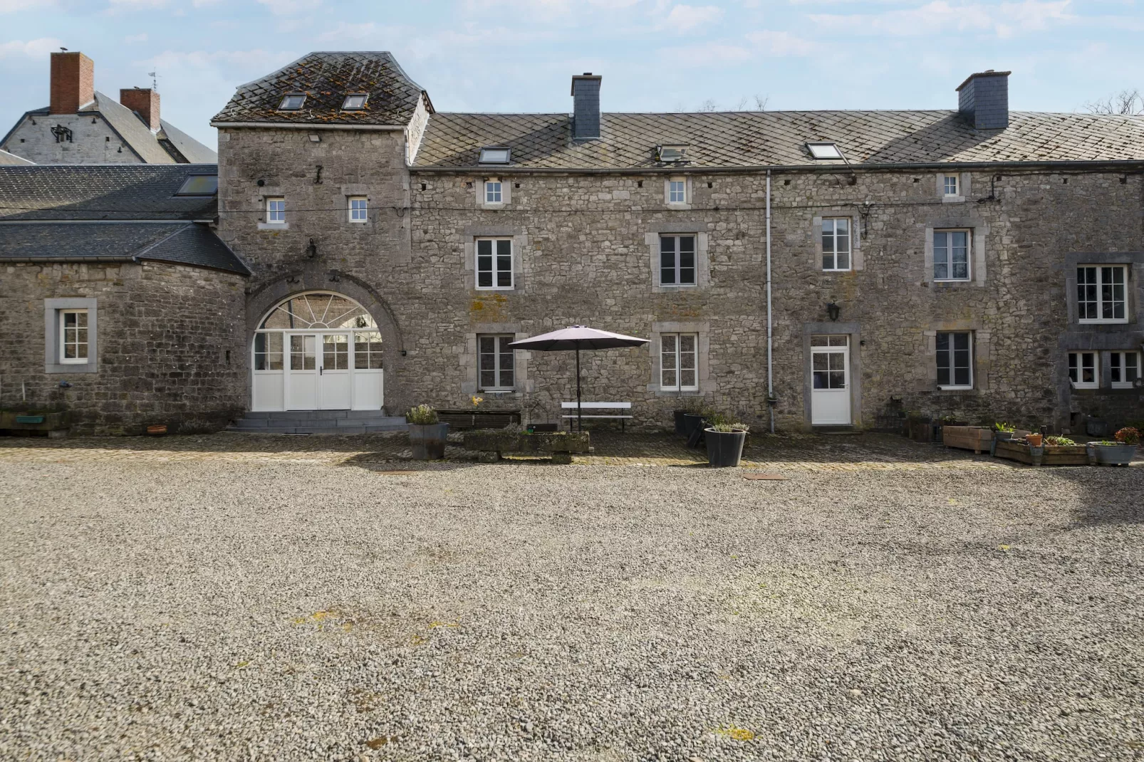 La Cour de Himbe - Exterior in summer
