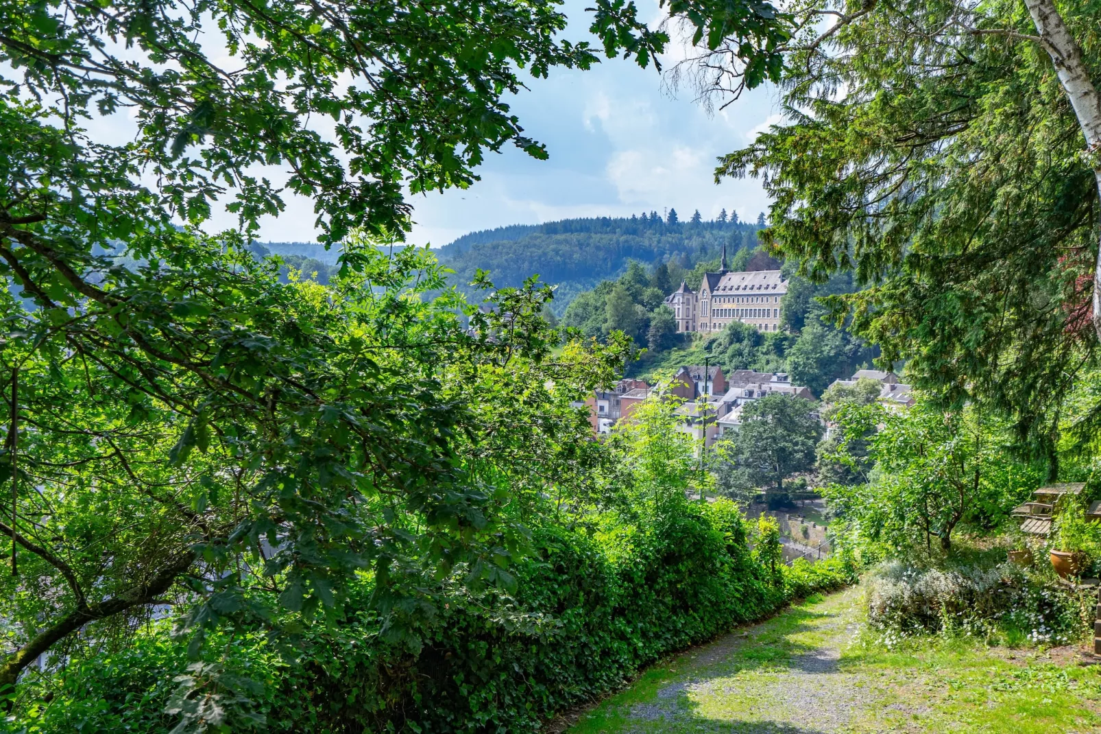 Chateau Constance volledig - Exterior in summer