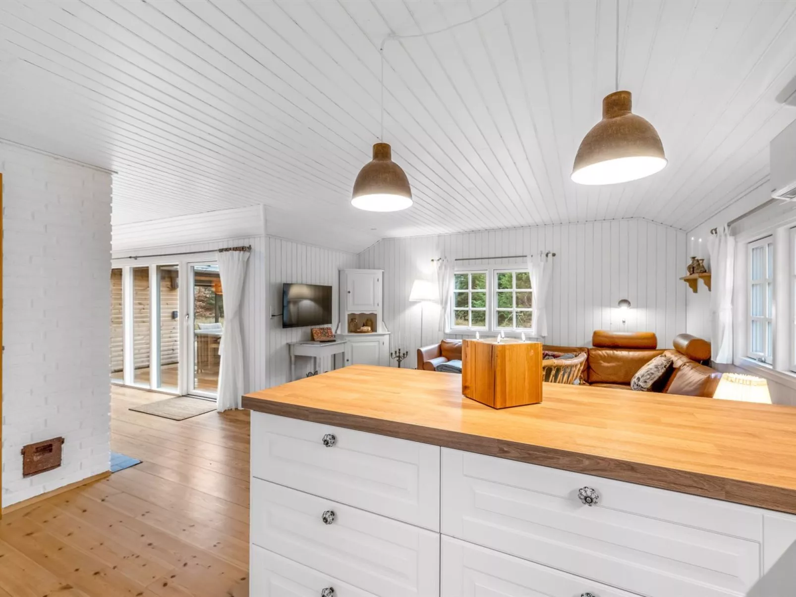 "Anu" - 2km to the fjord - Inside