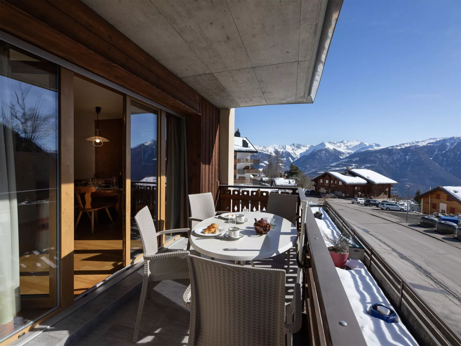 Tourbillon B 27 - Outside