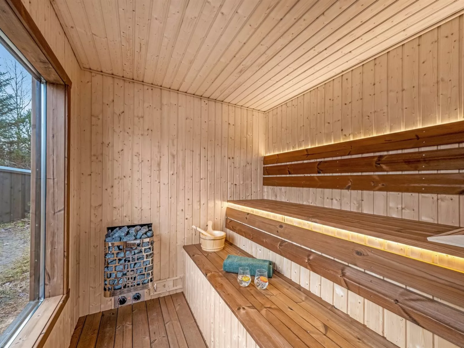 "Anu" - 2km to the fjord - Outside