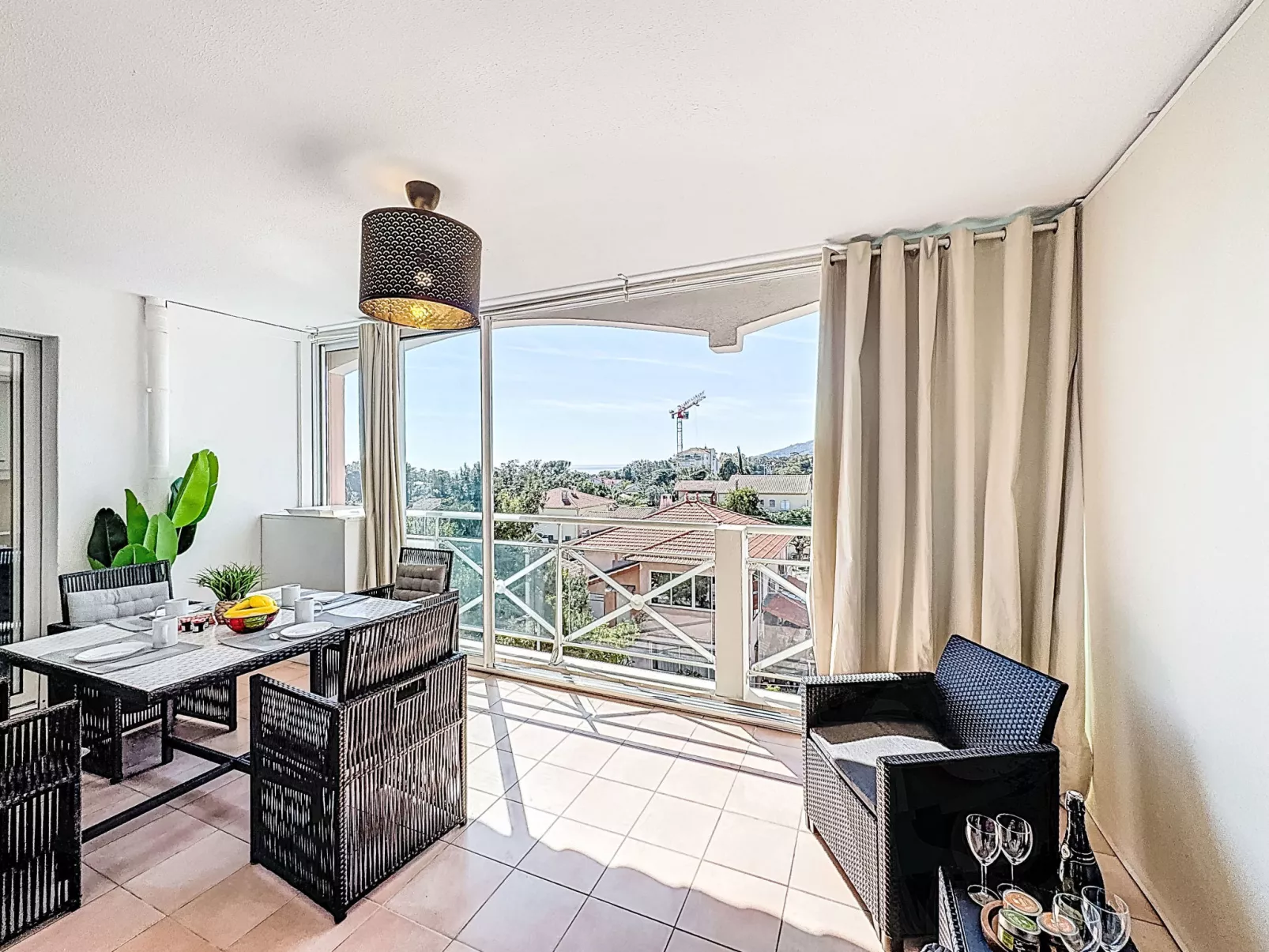 Les Calanques d'Azur - Outside