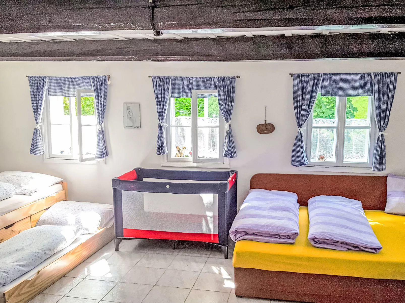 Roubenka u potoka - Inside