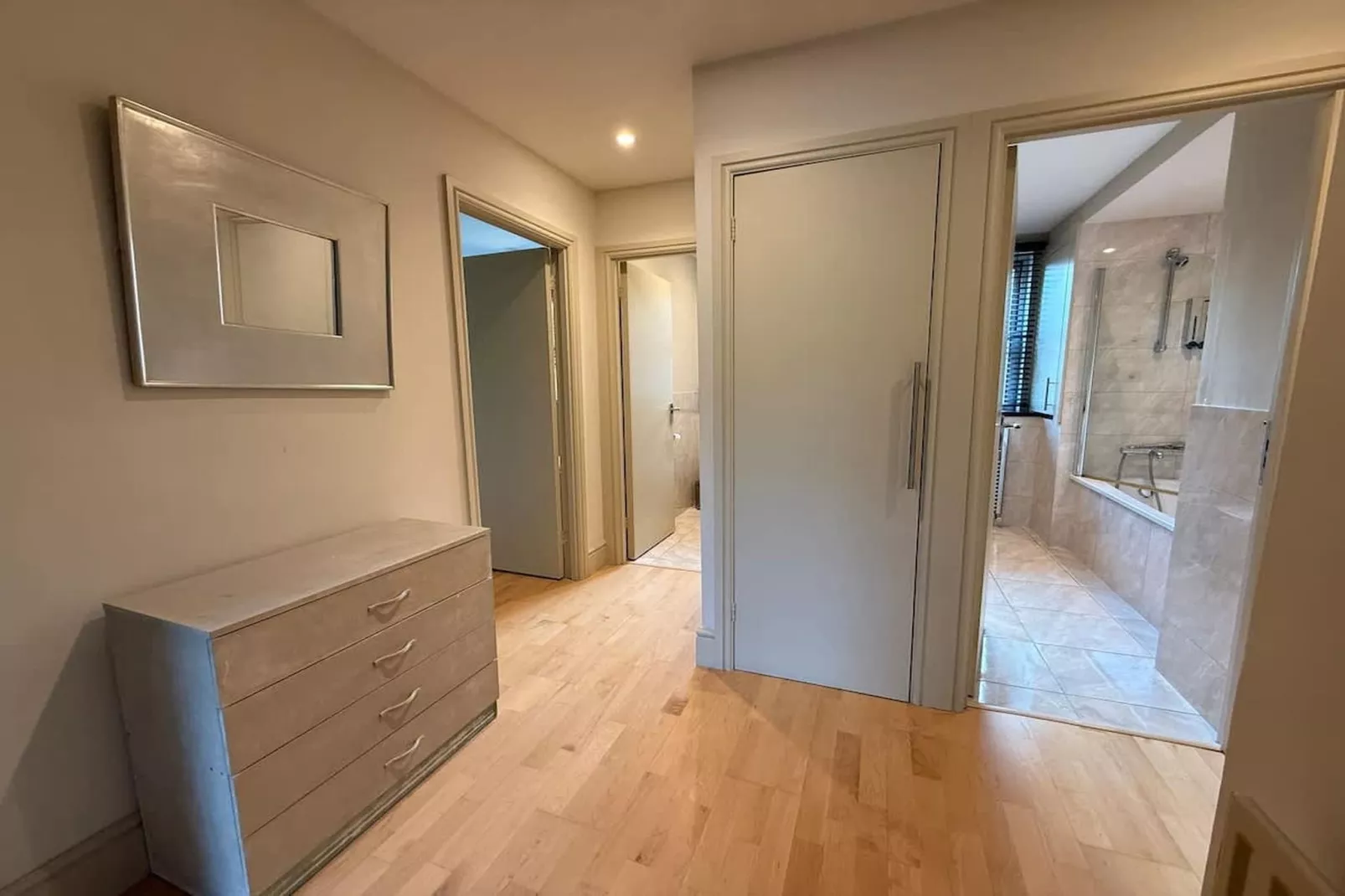 Spacious 3-Bed in Dulwich with Parking - Landing