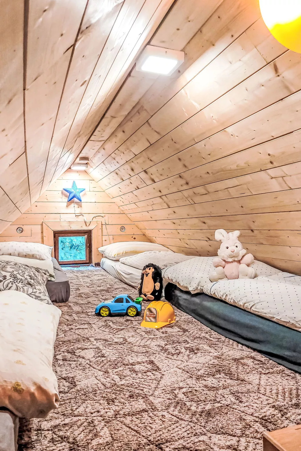 Roubenka u potoka - Inside