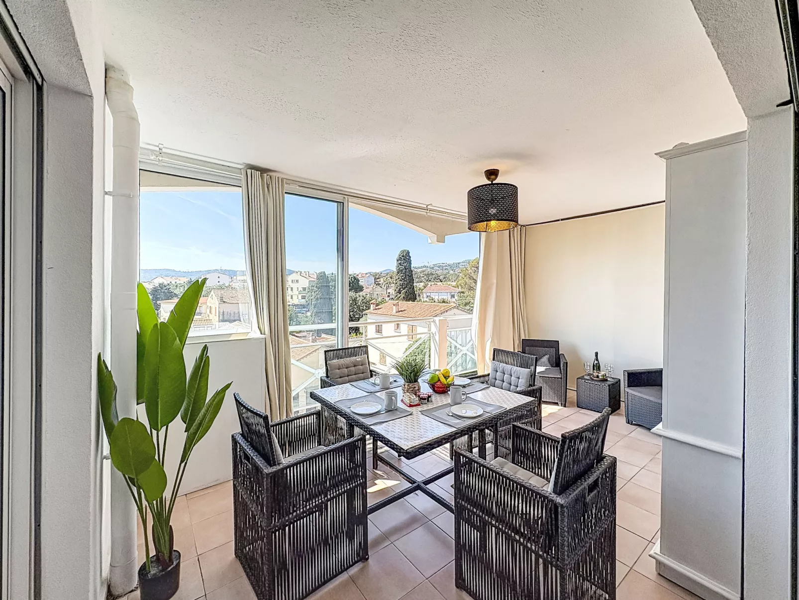 Les Calanques d'Azur - Outside