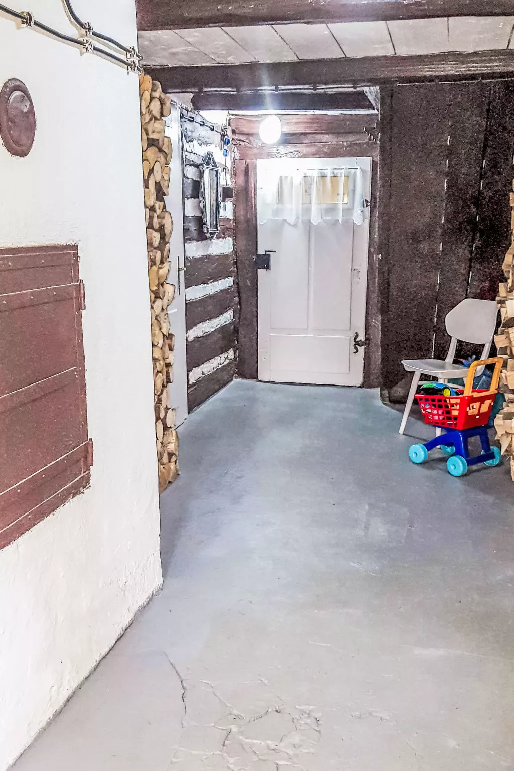 Roubenka u potoka - Inside