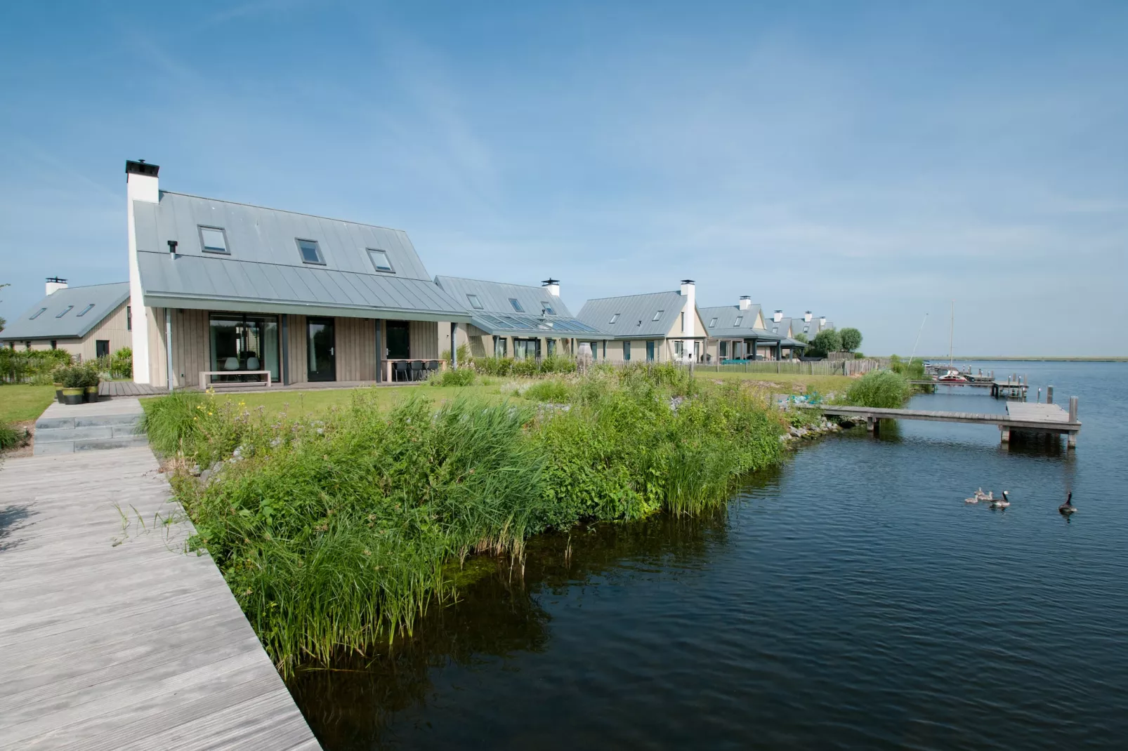 Resort Waterrijk Oesterdam 4 - Exterior in summer