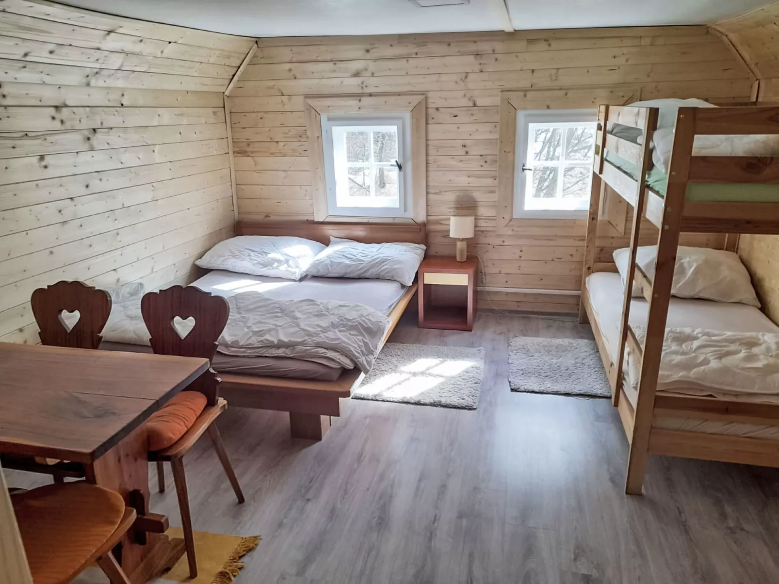 Roubenka u potoka - Inside