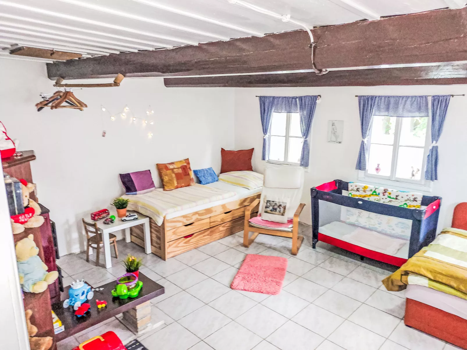 Roubenka u potoka - Inside