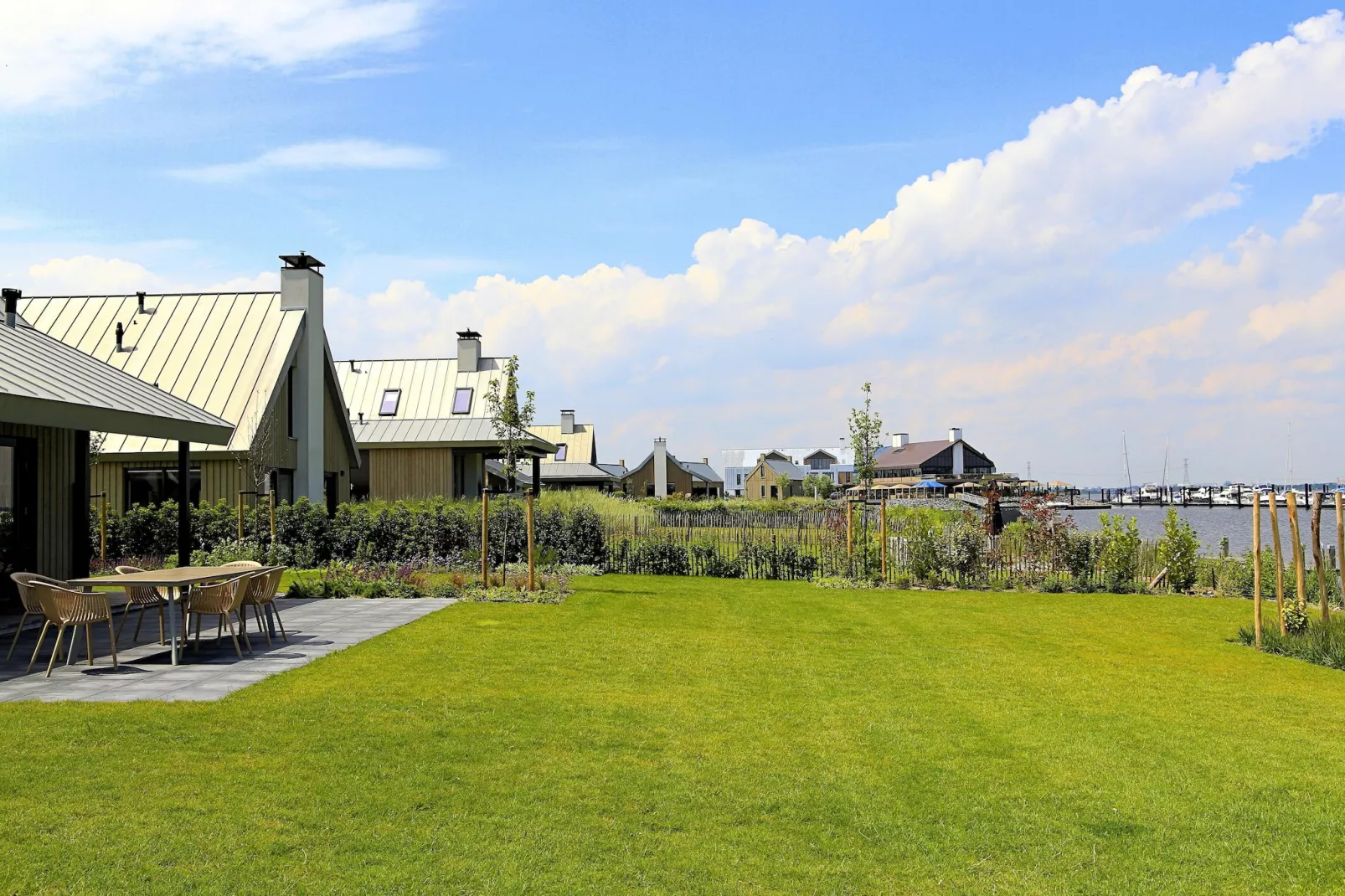 Resort Waterrijk Oesterdam 5 - Exterior in summer