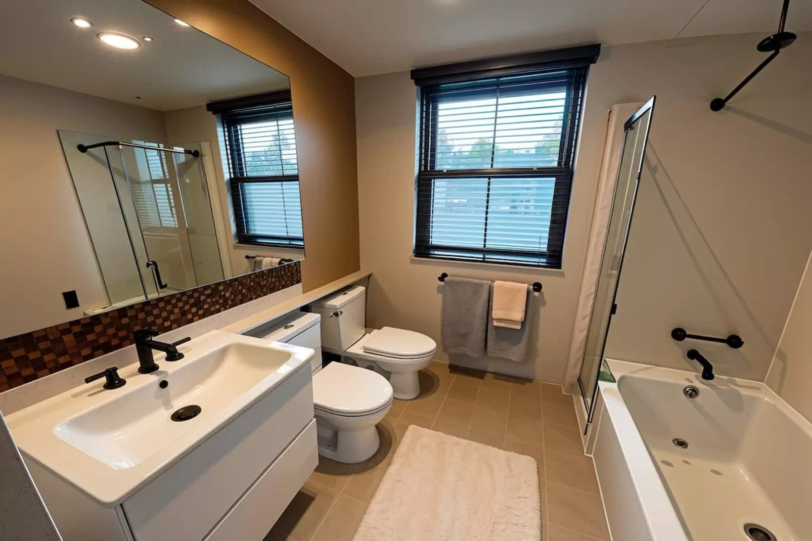 Spacious 3-Bed in Dulwich with Parking - Bathroom