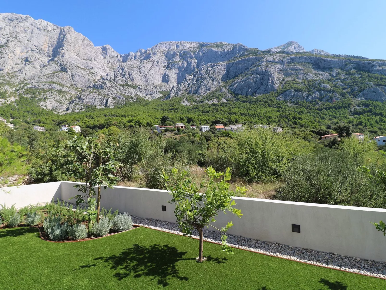 Moderne Villa mit Infinity-Pool im Bergdorf Veliko Brdo - Image-tags.info