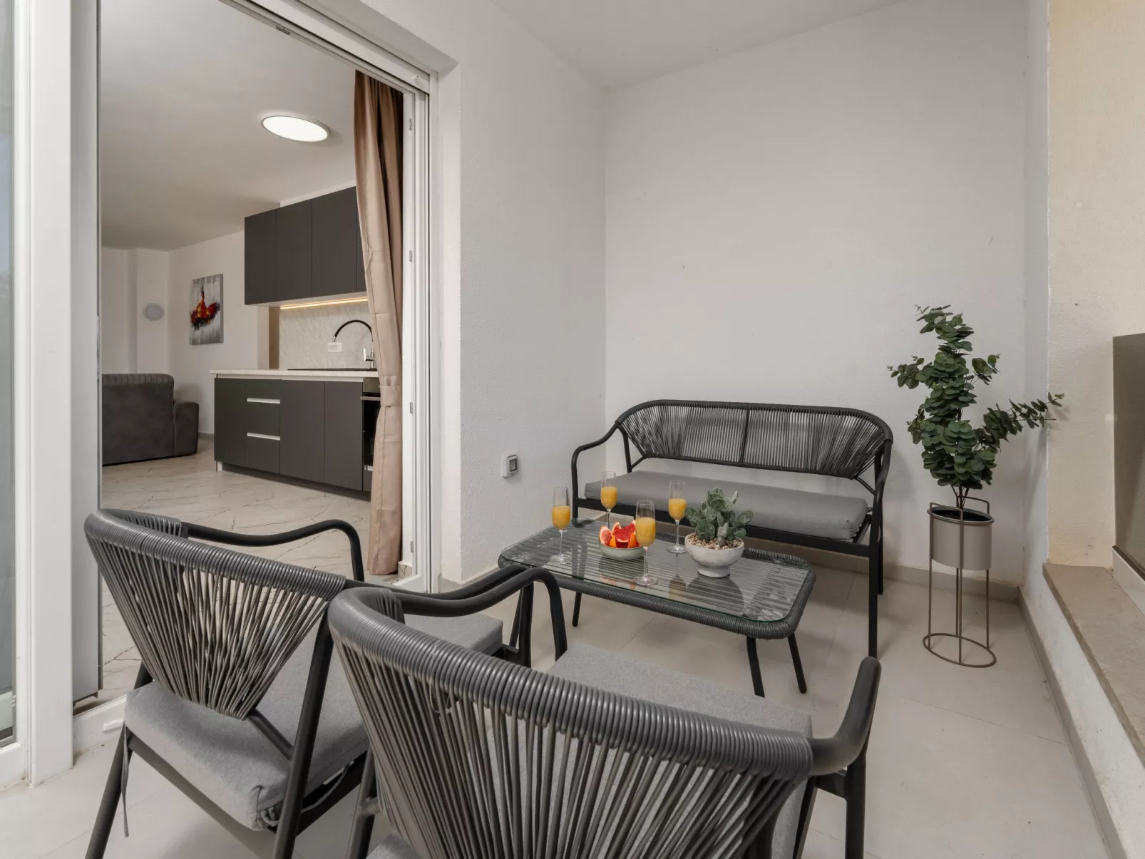 Mediterranee Oliva - Outside